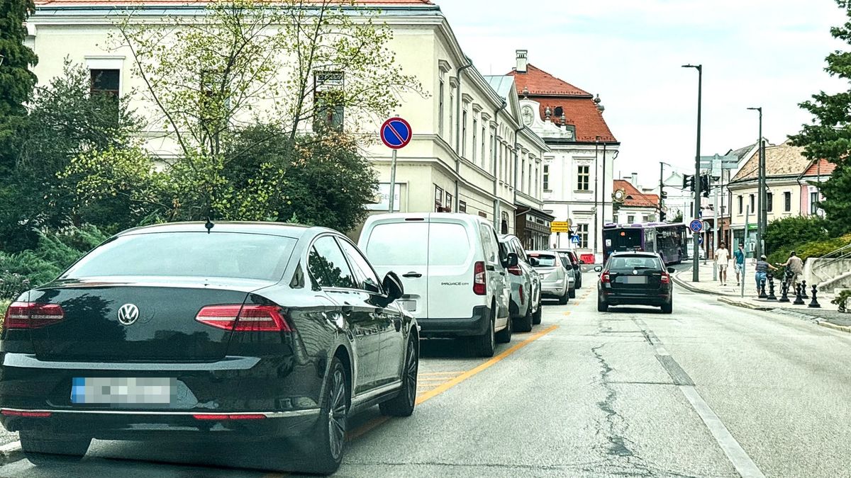 Visszakapcsolják a közlekedési lámpákat és változik a parkolási rend (+ galéria, videó)