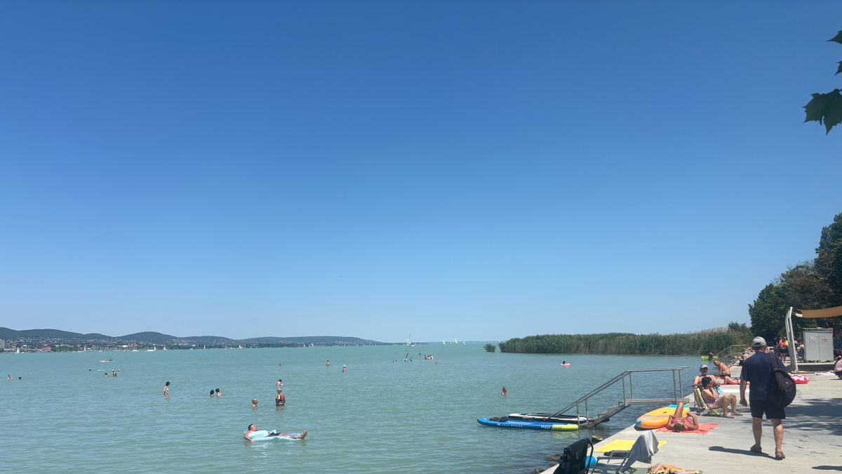 Perzselő hőség vár a strandolókra a Balatonnál