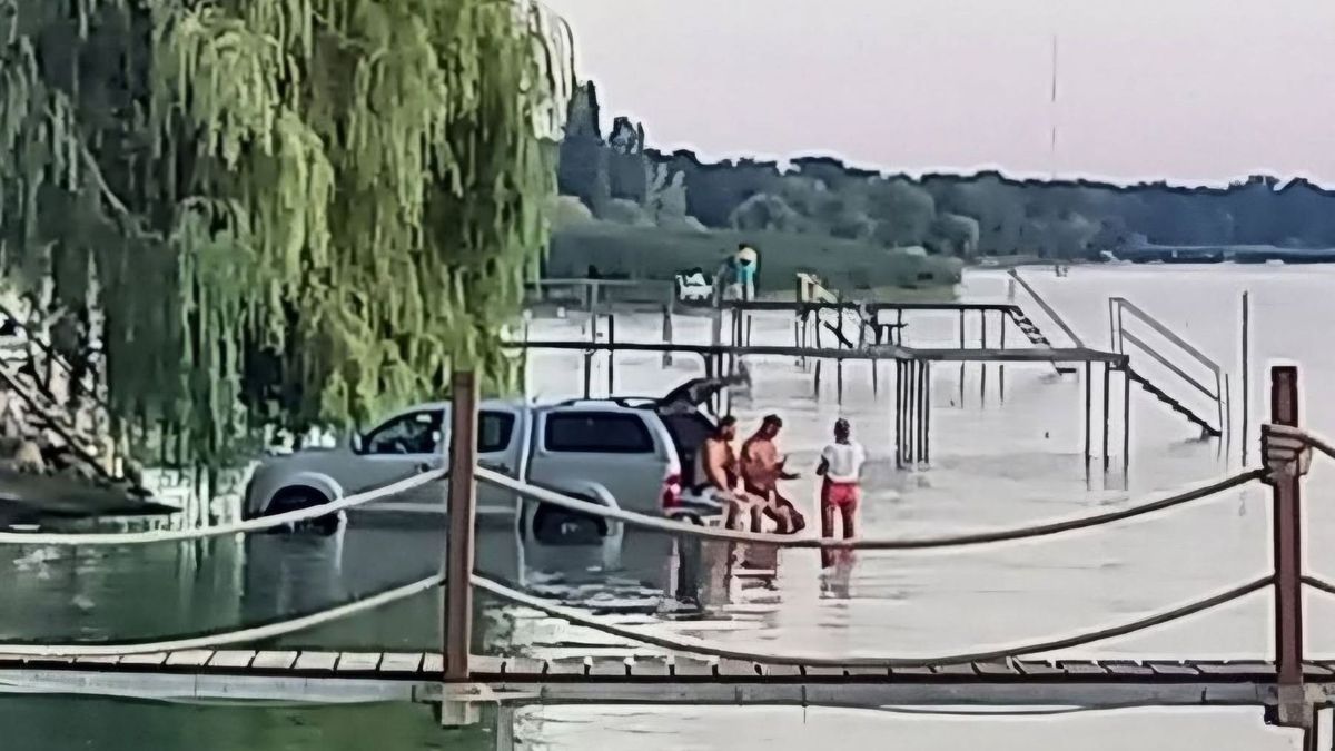 Ha nincs stéged, megteszi a plató is: piknik a pickupon, a Balaton vizében