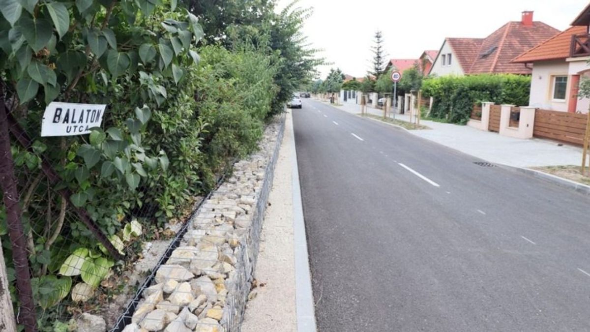 Kétsávosra bővült egy fontos balatoni út, a helyiektől az elültetett fák locsolását kérik (képek)