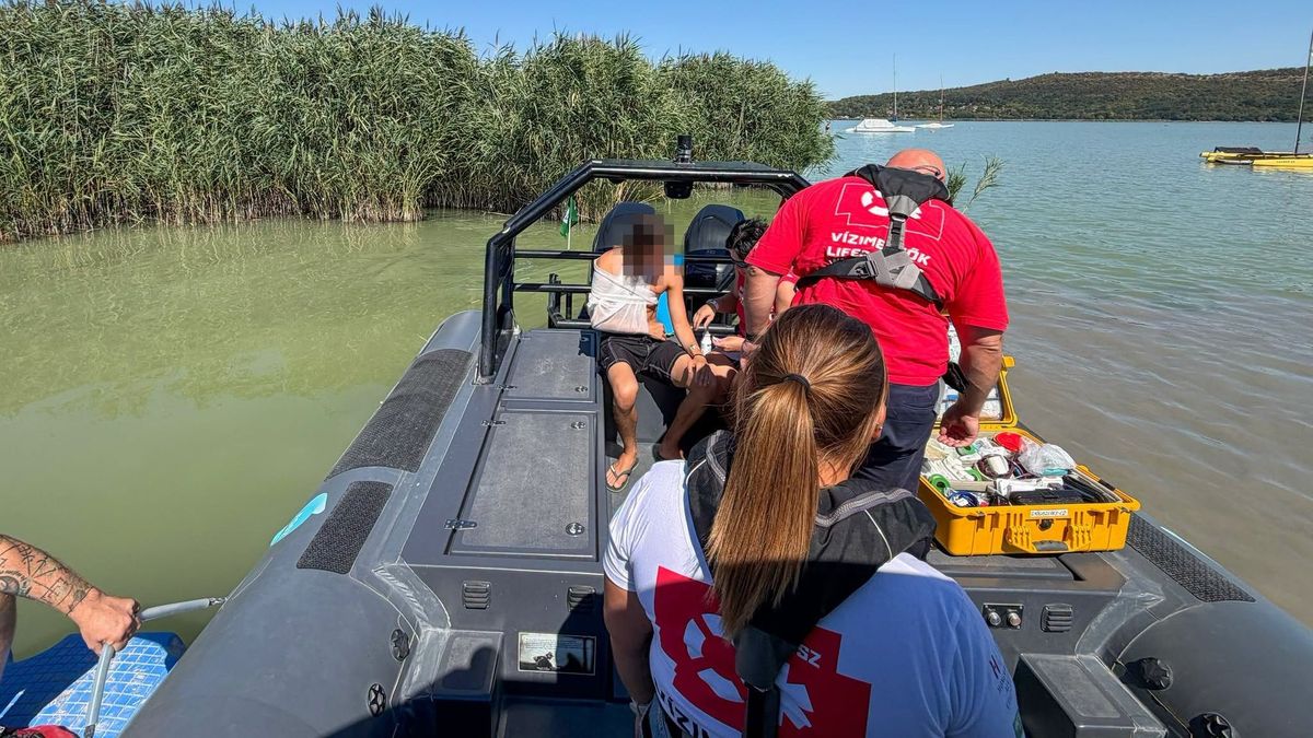 475 sérültet láttak el, három embert a Balatonból mentettek ki a VMSZ munkatársai (galéria)