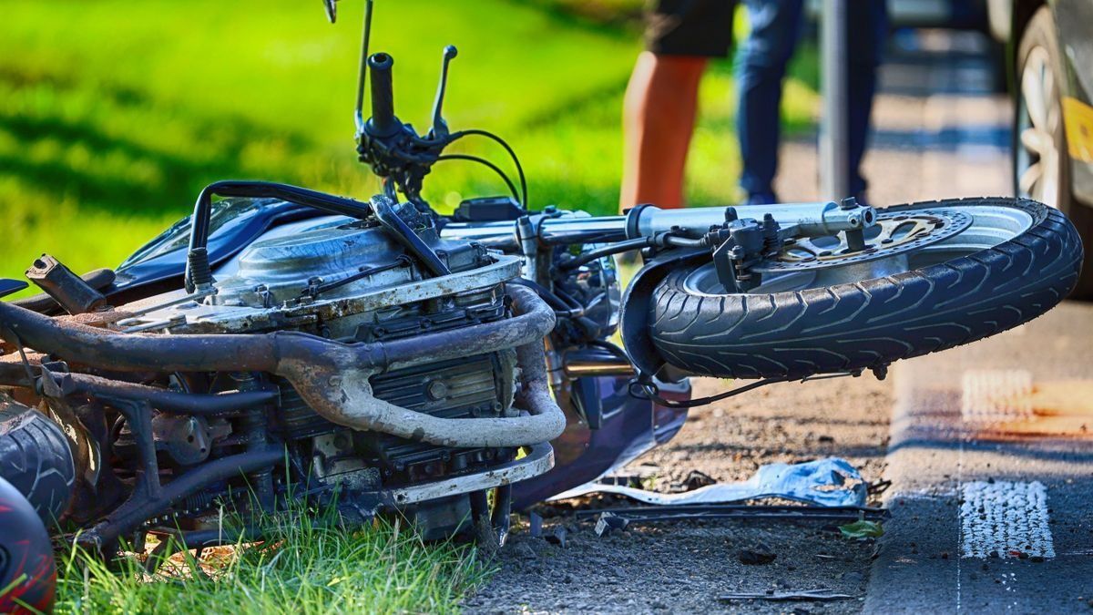 Kukásautóval ütközött egy motoros, már nem tudták megmenteni