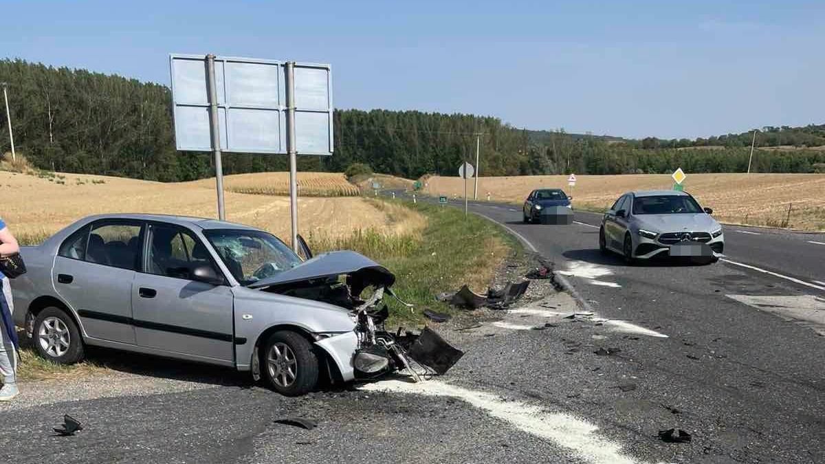 Két autó ütközött a 82-esen, megrázó fotókat tettek közzé a tűzoltók a balesetről