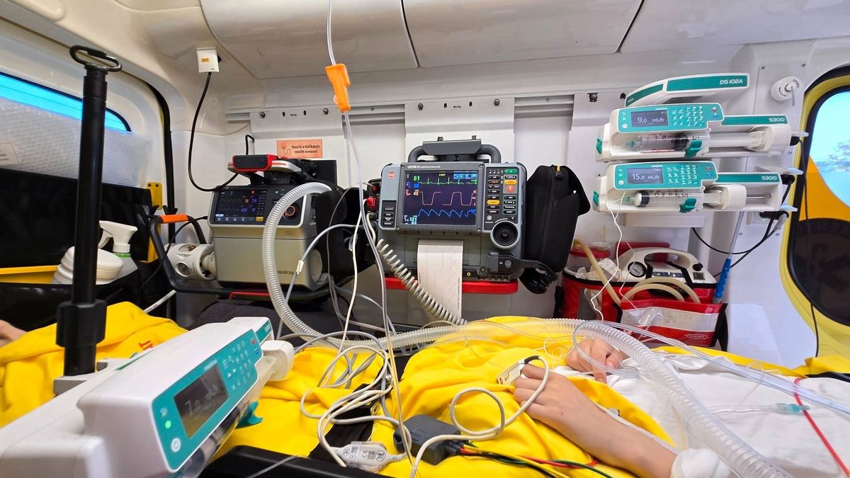 230 kilométerre szállítottak egy lélegeztetett beteget az ajkai mentők