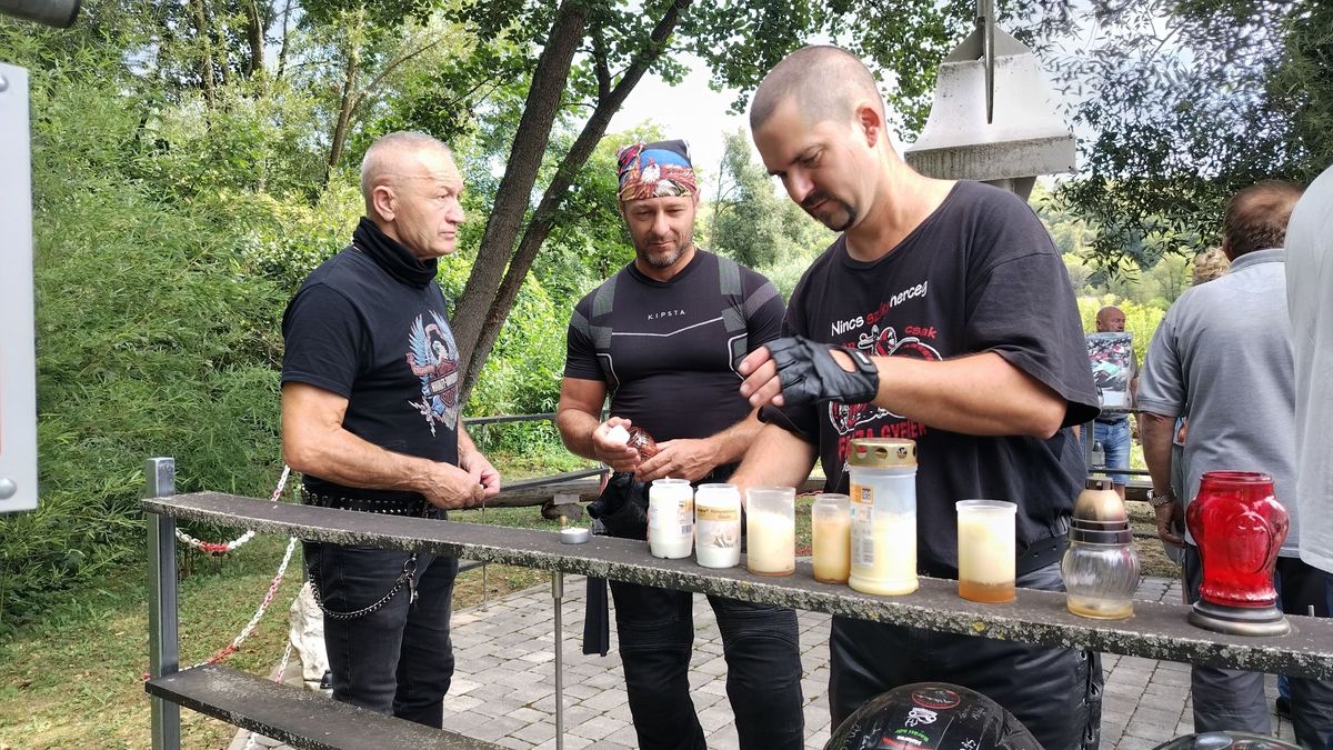 Balesetben elhunyt társaikra emlékeznek Kislődön