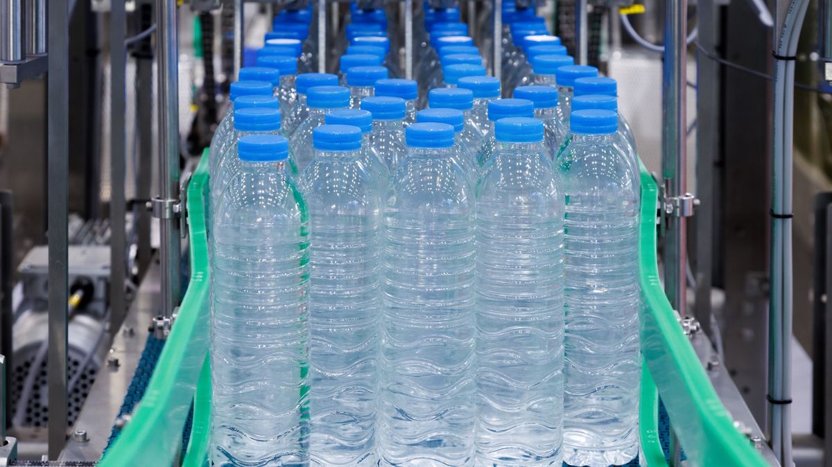 Pánikvásárlás indult az ásványvízért, kartonszámra ürítik a boltok polcait