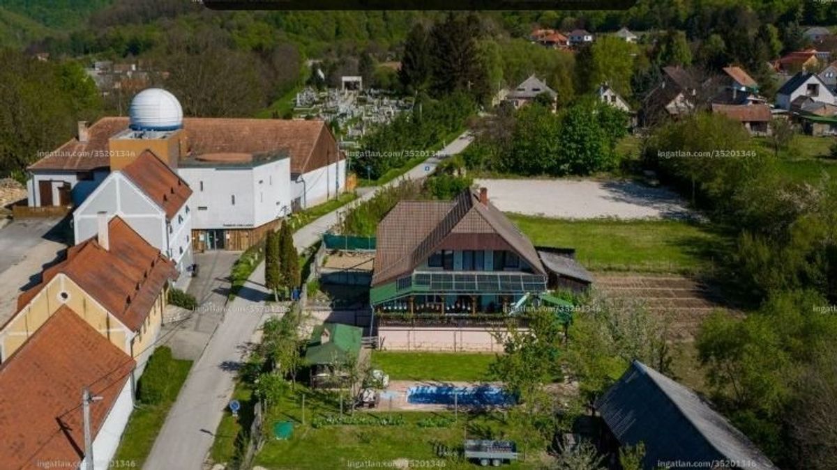 Hatalmas házak festői kilátással a Bakony közepén, ahol a csillagda a szomszéd (+ képek, videó)