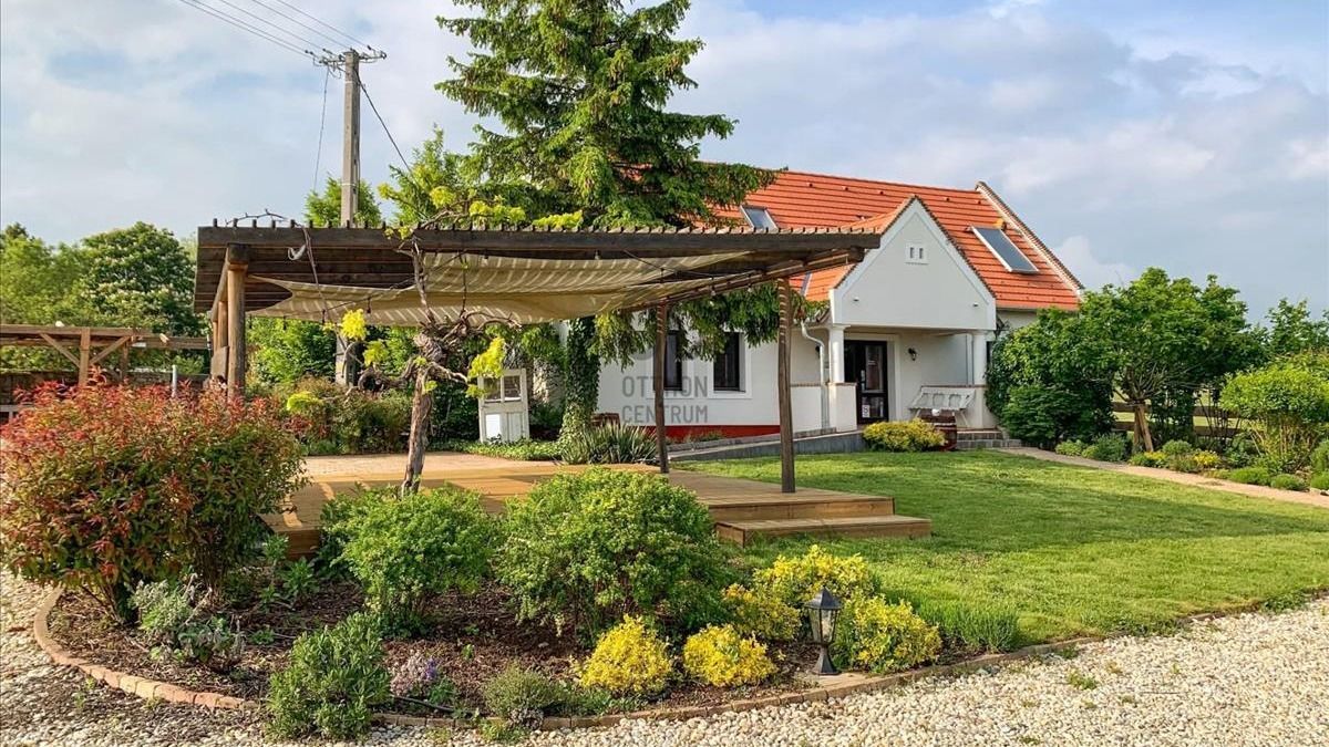 Ennyi volt: eladó a Káli Cottage lenyűgöző birtoka, ennyiért árulják a köveskáli ingatlant (galéria)