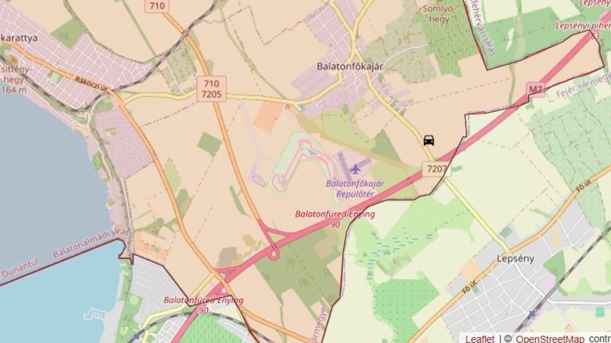 Kombájnnal ütközött egy autó Balatonfőkajárnál, félpályán halad a forgalom
