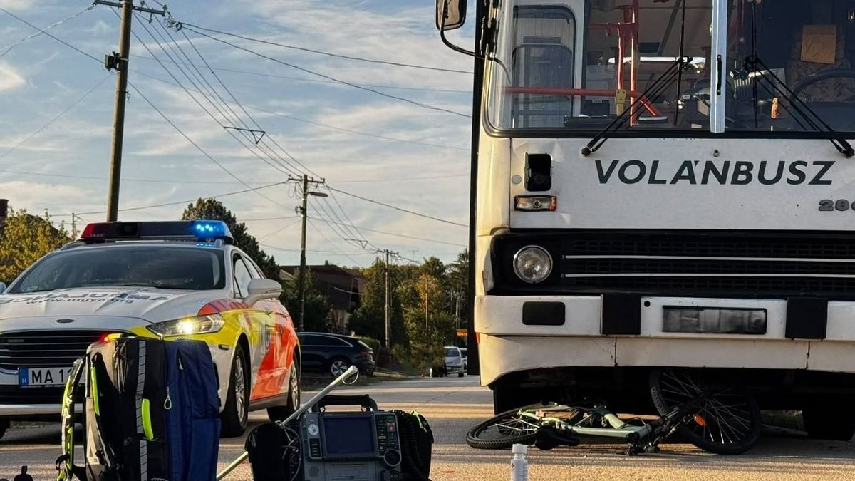 Busszal ütközött egy bicikliző kisfiú, mentőhelikopter szállította kórházba