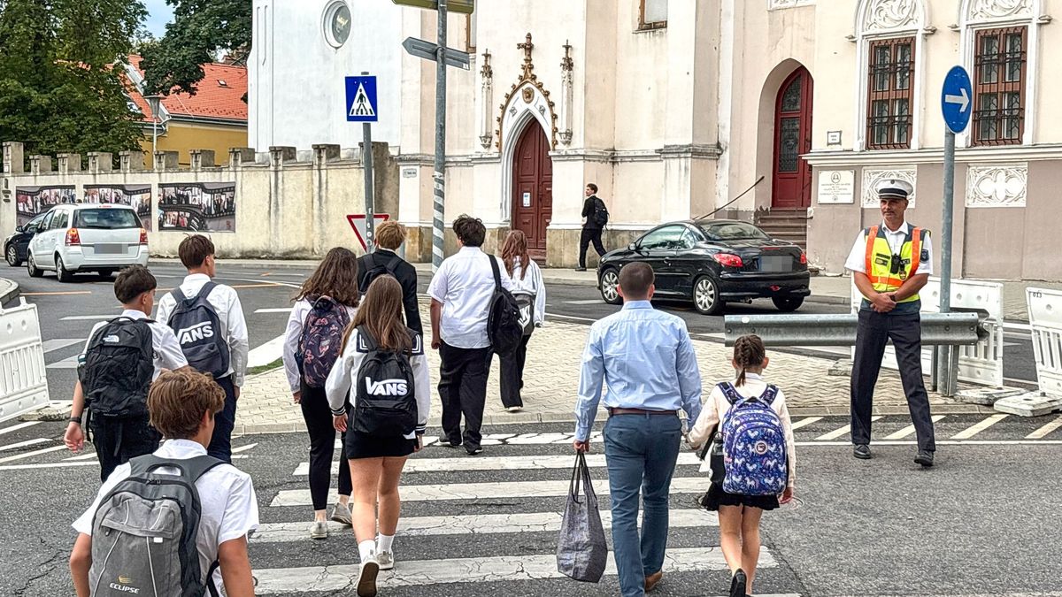 Visszakapcsolták a lámpákat, megszűntek a parkolóhelyek – ilyen volt az első iskolai reggel Veszprémben (galéria + videó)
