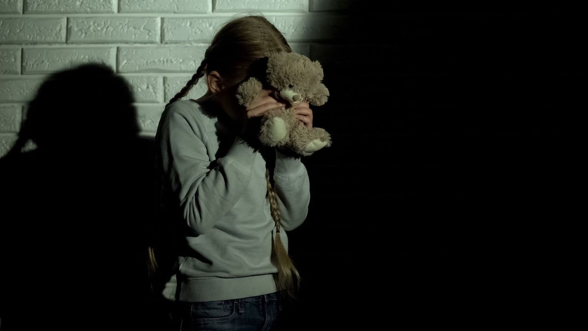Mikor kettesben maradt élettársa unokáival, szexuálisan bántalmazta őket