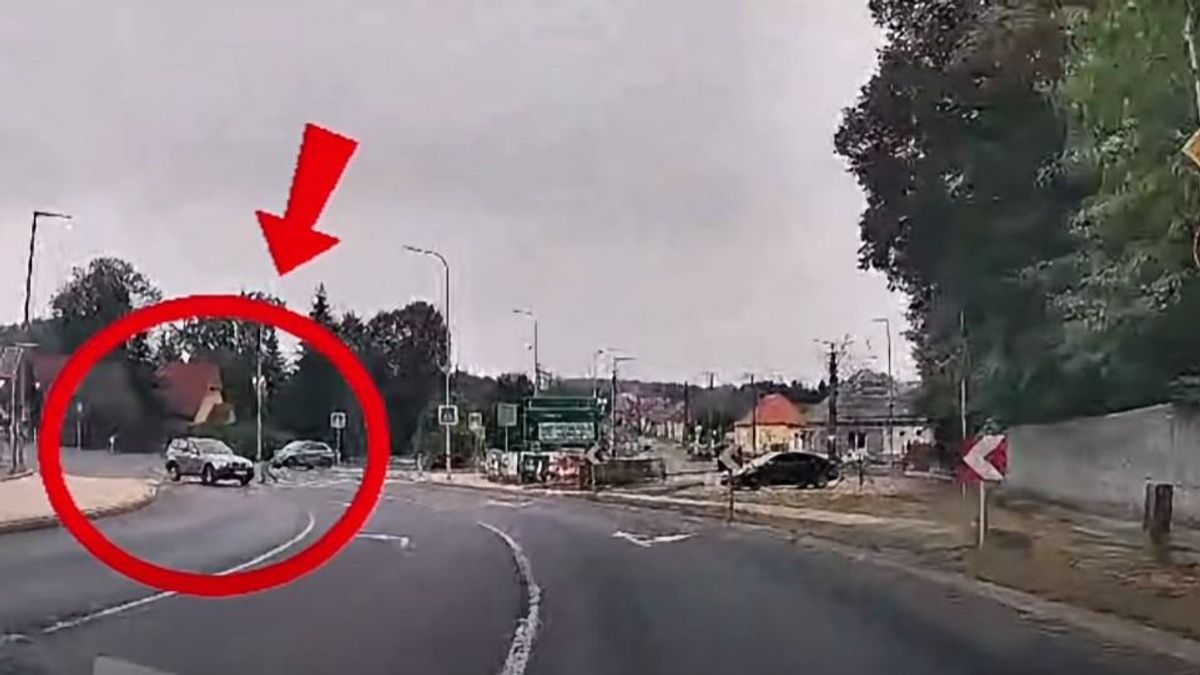 Bevágott a gyalogos elé a zebrán, hajszálon múlt a tragédia a 82-esen, a Tesco-kanyarnál (+ videó)