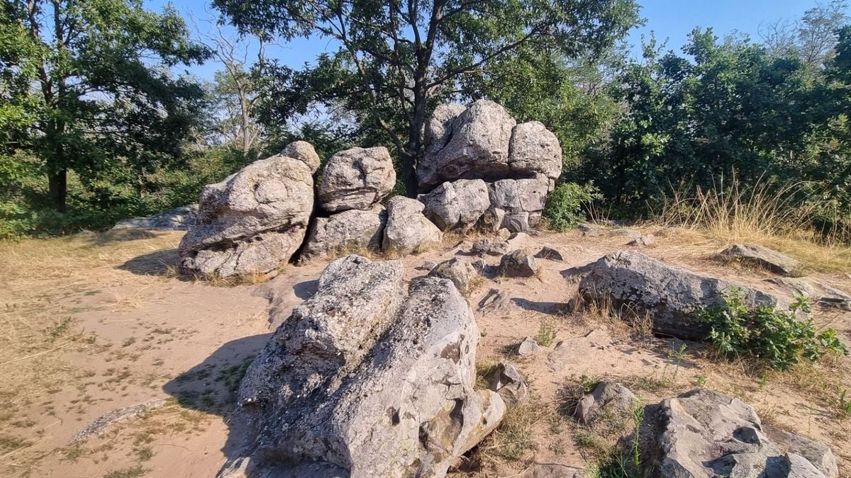 Egy tenger, ahol nem úszni, hanem mászni lehet a sziklák között a Balaton-felvidéken (+ galéria)