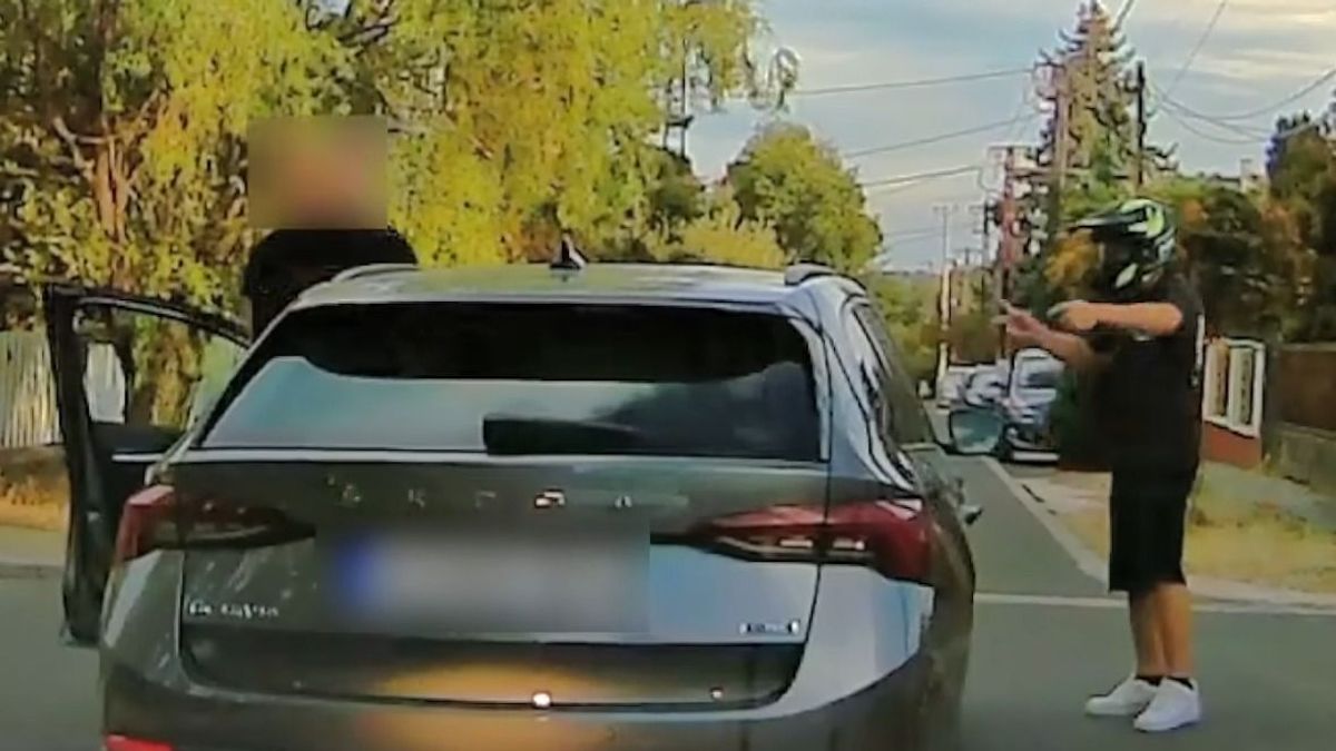 Elsőbbség helyett tanácsot adott a vétkes sofőr a rolleresnek, majd durván megrángatta (videó)