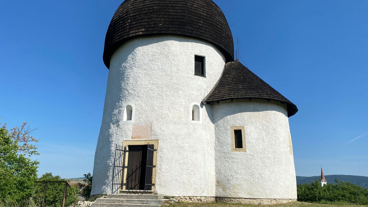 Érdekes házakat találtunk a bakonyi kerektemplom lábánál, nyolcszoros köztük az árkülönbség (képek)