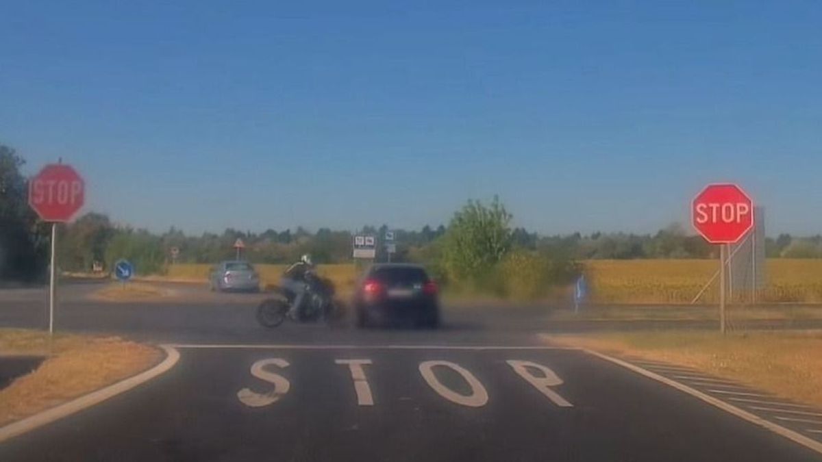 Csoda, hogy megúszta életveszélyes sérülés nélkül a motoros, aki átrepült az autó felett (+ videó)