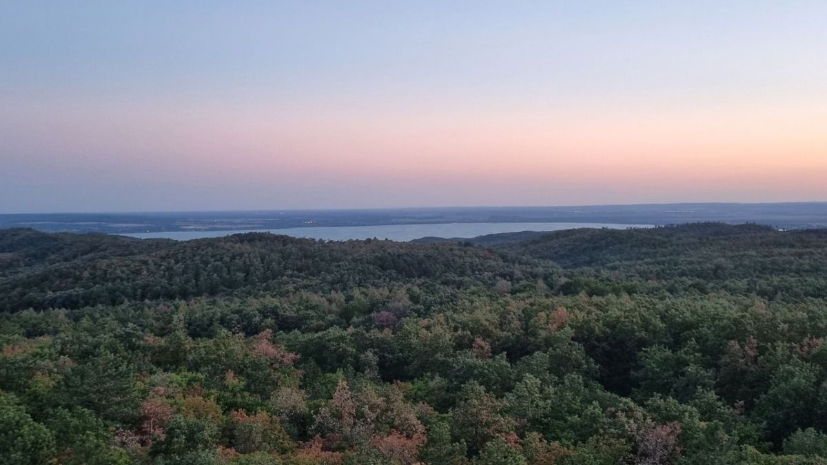 Ide érdemes felkapaszkodni: kilátóból tárul fel a mesés Balaton, ha megmásszuk a Pad-követ (galéria)