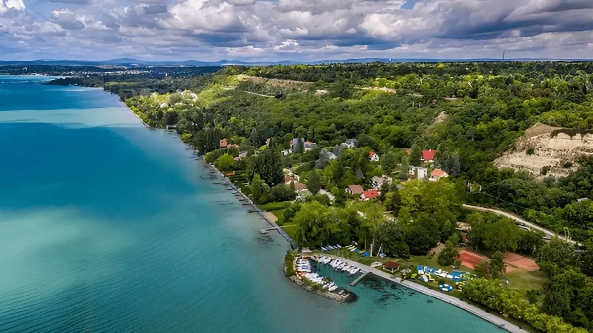 Építési stop jöhet Balatonakarattyán, a régi nudista kemping is érintett