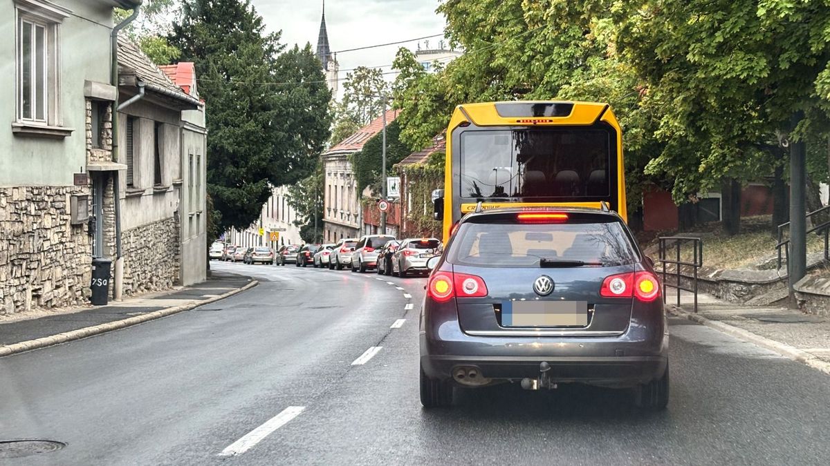 Beüzemelték a lámpákat a veszprémi hotel körforgalomnál – megnéztük, mi történik a délutáni csúcsforgalomban (képek+videó)