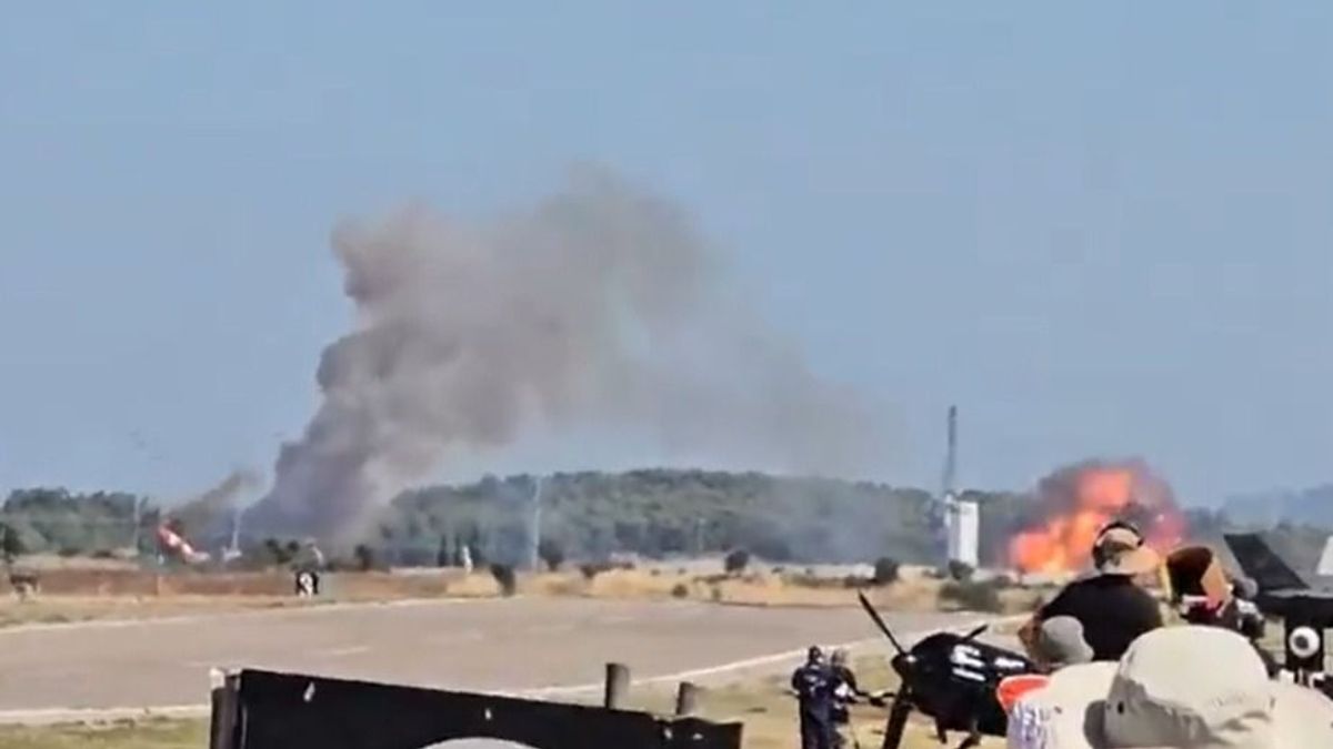 Lezuhant egy vadászgép, majd lángcsóva csapott fel (videó)