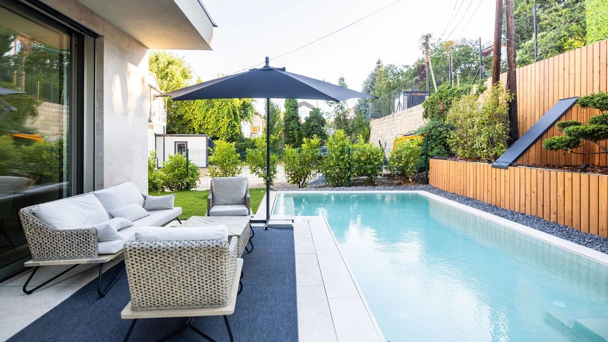 Balatoni luxuslakás saját medencével – Ennyibe kerül az új almádi álomotthon (galéria)