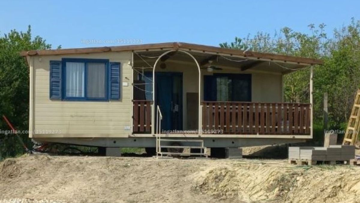Két mobilházból alakítottak ki otthont a Balatonnál – panorámás telken várja új gazdáját (+ fotók)