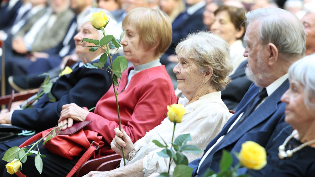 Hetven év után is összeköti őket az egyetem – jubileumi okleveleket adtak át Veszprémben (galéria)