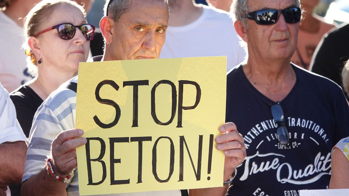 Nem kérnek több lakóparkot: a túlzott beépítések ellen tüntettek Balatonfüreden (+ fotók, videó)
