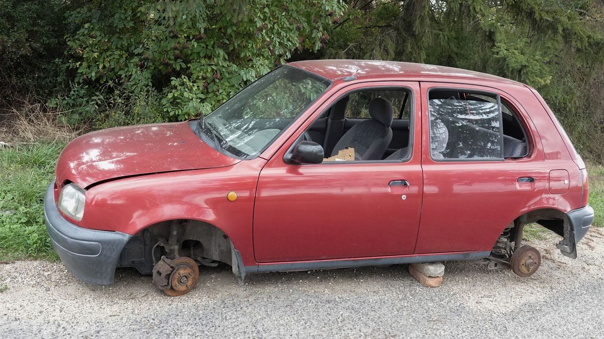 Elhagyott "autócsoda" pihen a 8-as mellett – aki elvinné, kerekekről gondoskodjon! (+ fotók, videó)