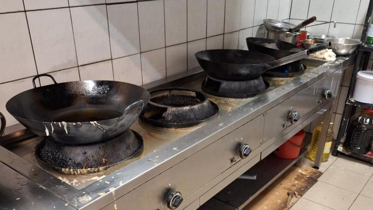 Végrehajtási ügy miatt árverezik a kínai büfé felszerelését Várpalotán (+ fotók)