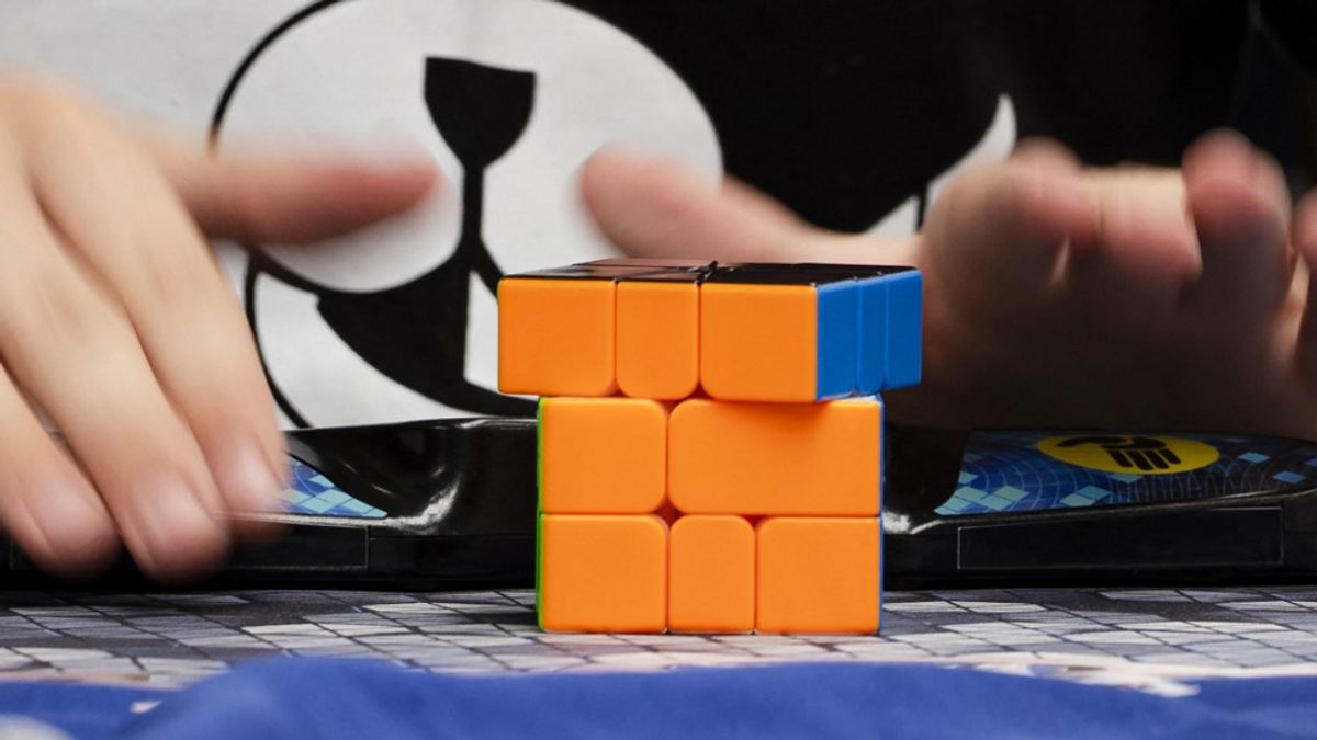 Hihetetlen videón a világrekord: hatévesen olyat tud a Rubik-kockával, amire kevesen képesek