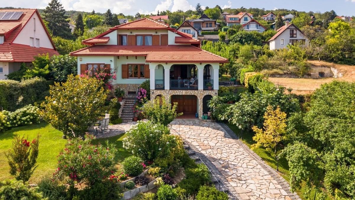 Balatoni panoráma, wellness és borospince is jár ehhez az eladó csopaki luxusingatlanhoz (galéria)