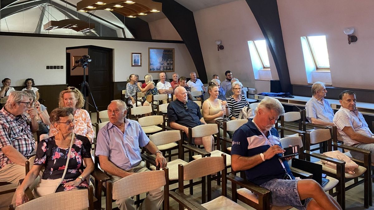 Háromórás fórumot tartottak a füredi gigaberuházásokról, záporoztak a kérdések (+ fotók, videók)