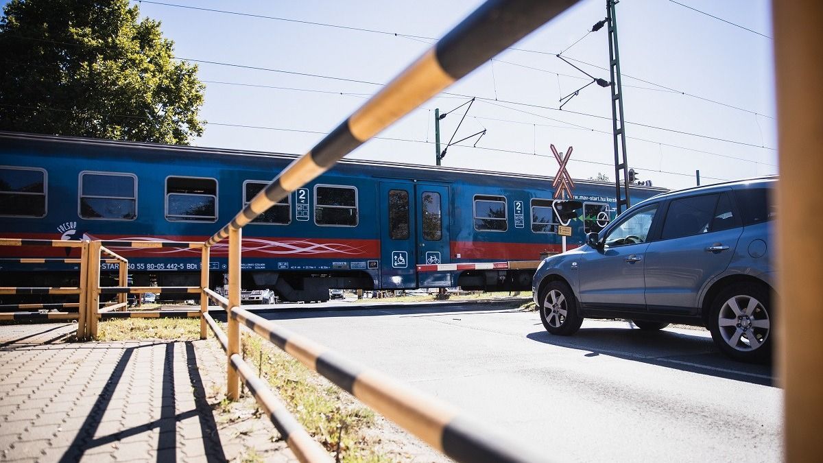 Nem működik a fénysorompó Márkón, a vonatok folyamatosan dudálnak (+ videó)