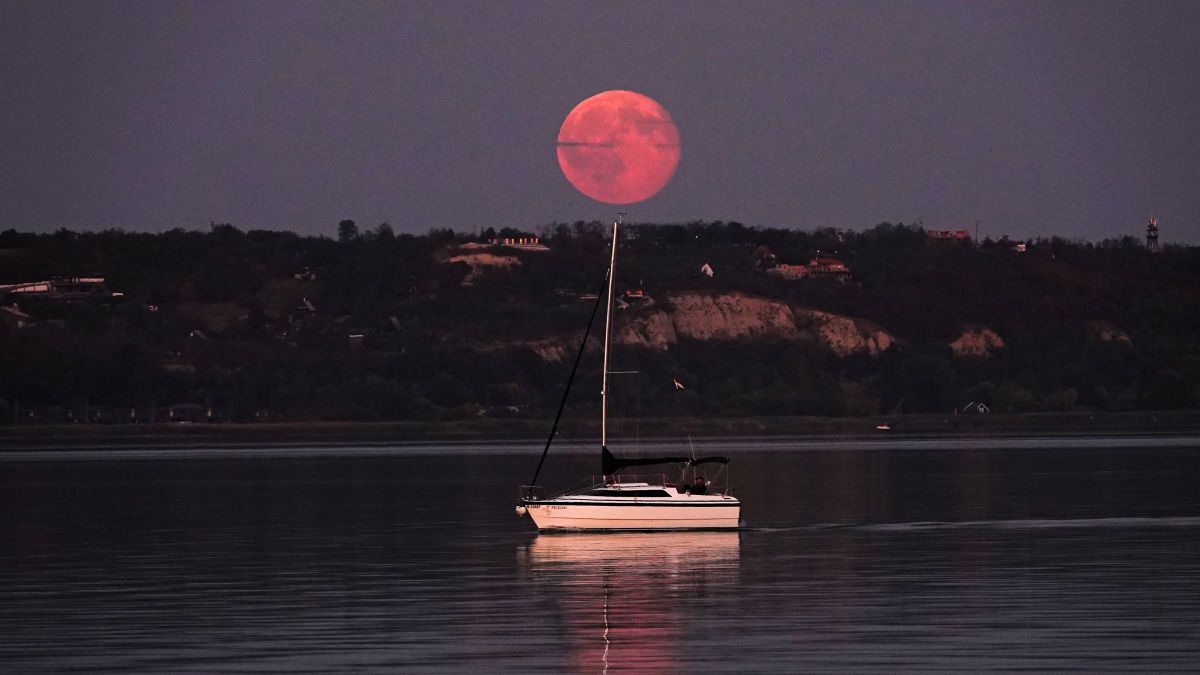 Vörösbe borult a telihold a Balaton felett – varázslatos látványt hozott a vasárnap este (képek)