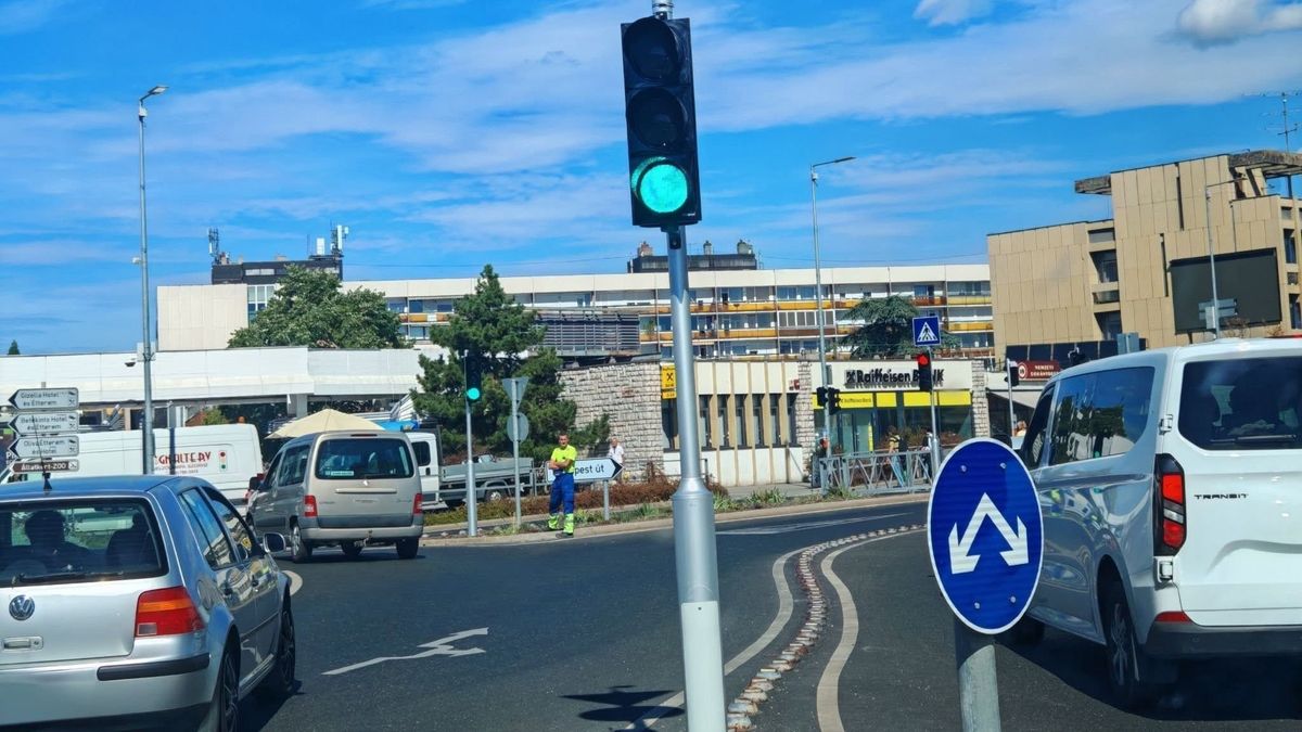 Káoszt okozott a lámpák tesztje a Hotel előtti körforgalomnál