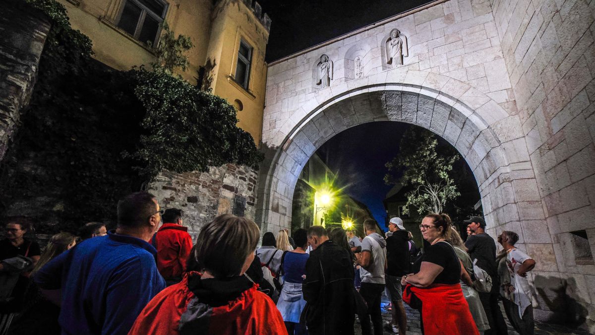 Zseblámpával fedezték fel a várnegyed rejtett részleteit (galéria)