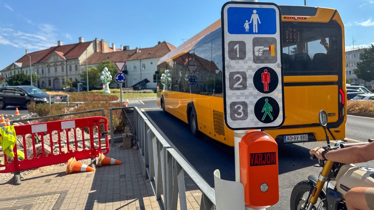 Elkezdődött a lámpásítás kiépítése a veszprémi hotel előtti körforgalomnál (+ galéria, videó)