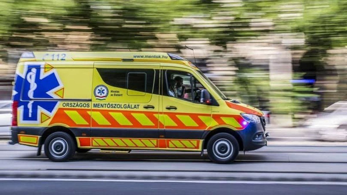 Rátámadt a mentősre, majd a defibrillátort is megrúgta egy ittas 26 éves nő