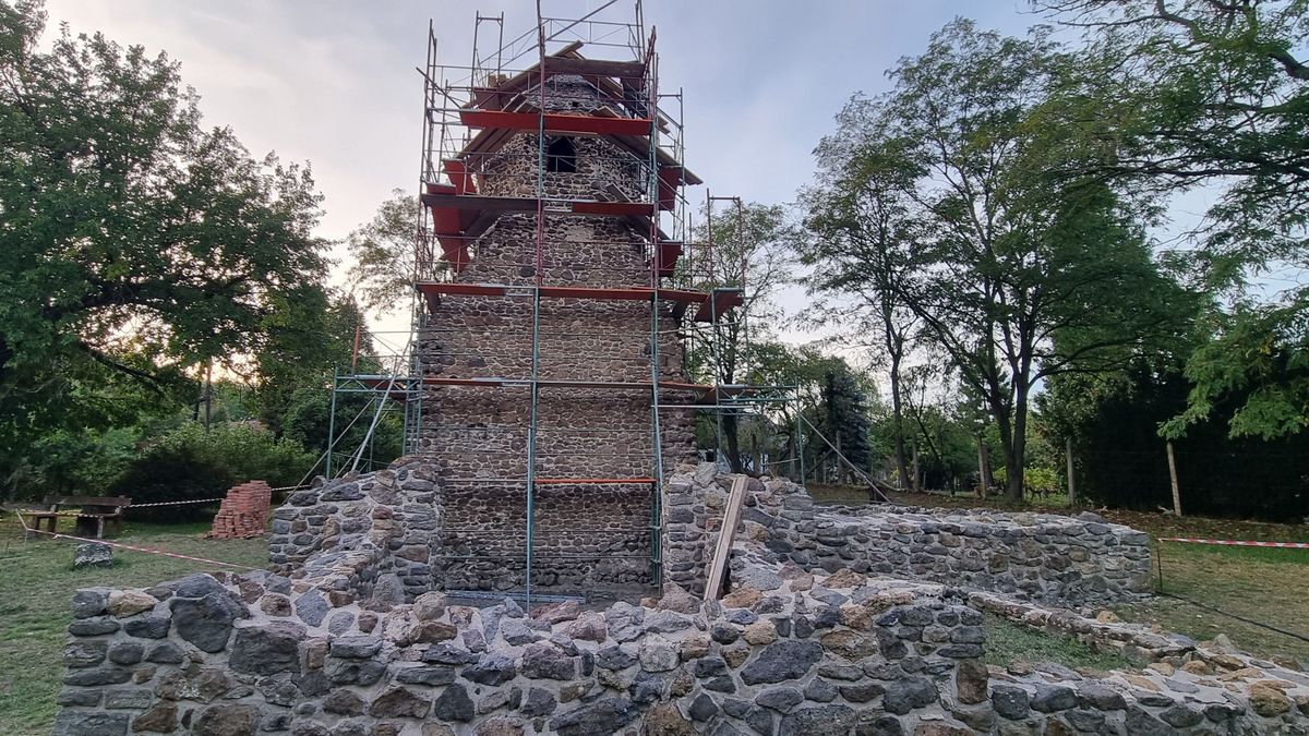 Megszépül Szigliget középkori templomromja, bekukkantottunk az állványok mögé (galéria)