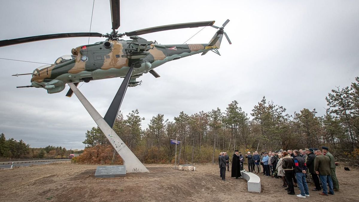 Emlékhelyet avattak az elhunyt helikopteres katonák tiszteletére (galéria)