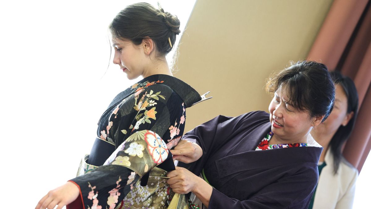 Ruhadarab, amely mögött egy egész kultúra rejlik – a japán kimonó titkaiba avatták be az érdeklődőket a Pannon Egyetemen (galéria + videó)