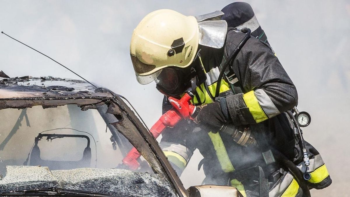 Kigyulladt egy autó motortere a 8-ason, Márkó és Veszprém között