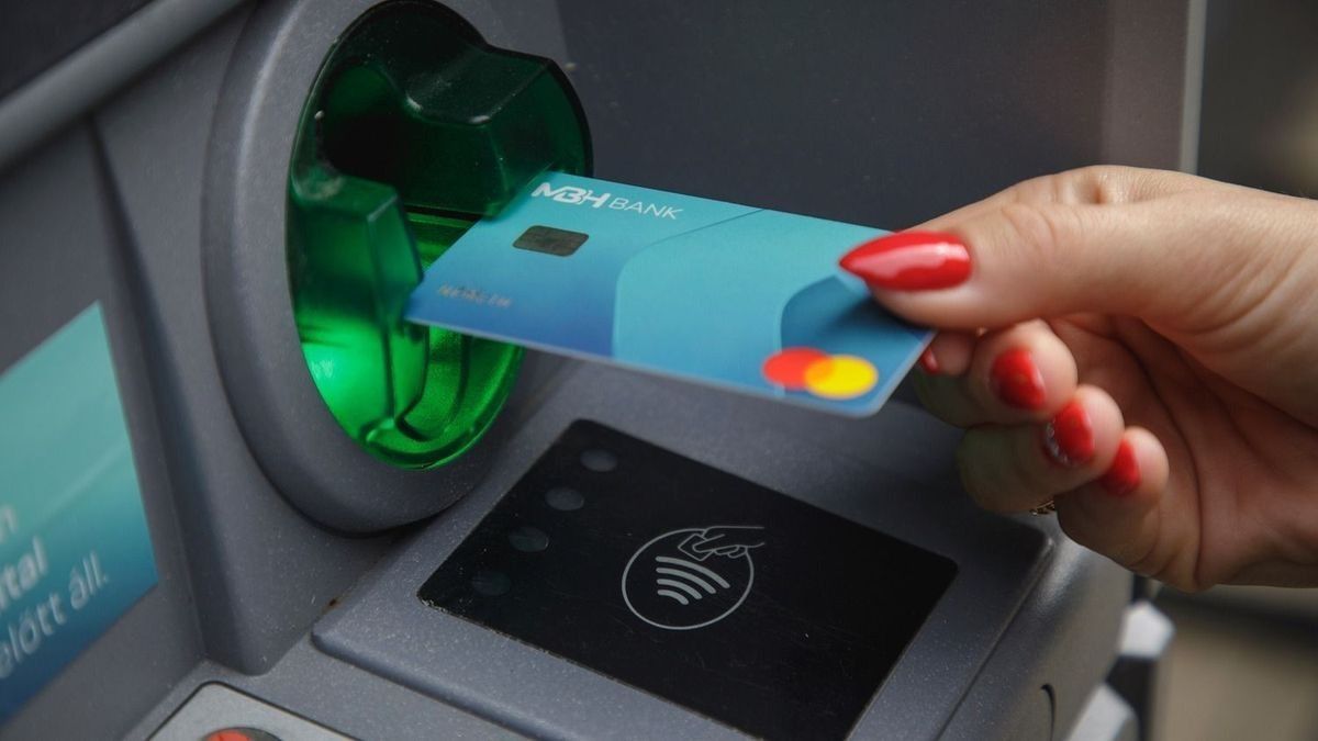 Vonattakarítás közben talált bankkártyát, rögtön költekezni kezdett