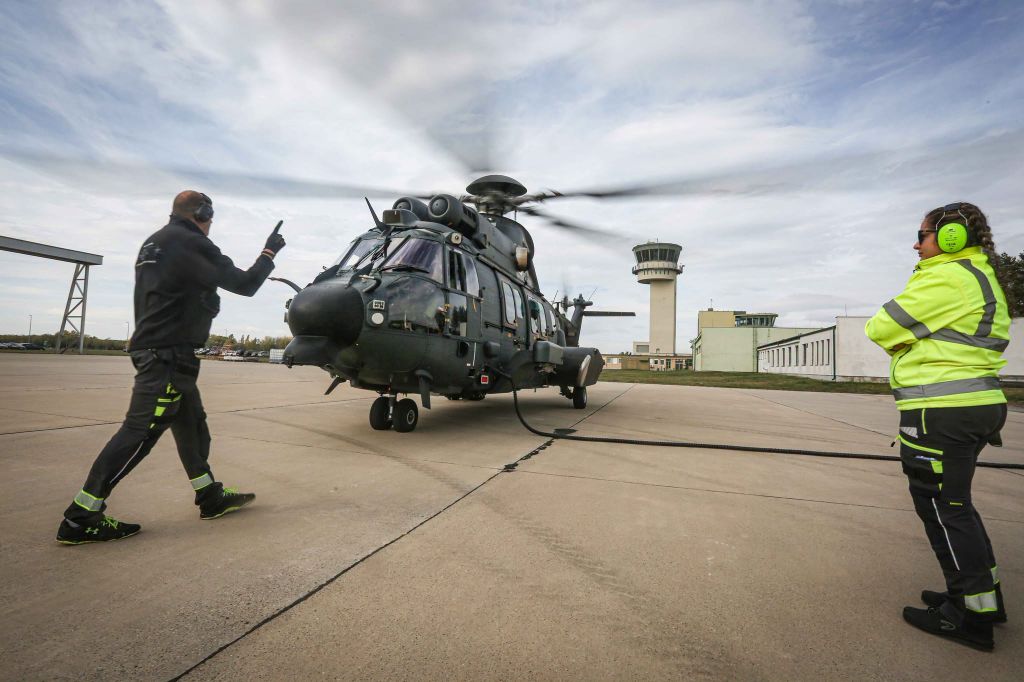 Es Programme Helikopter oktatóképző program: történelmi siker Pápán