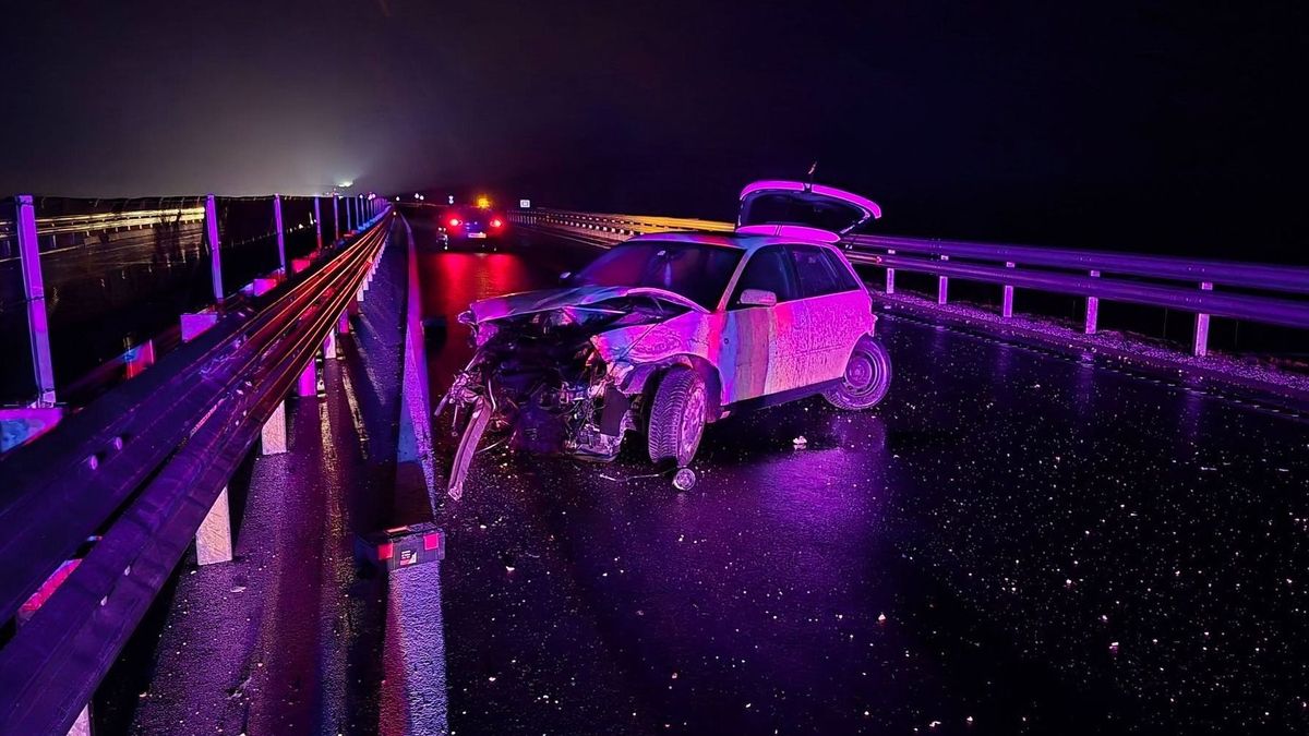 Riasztották a mentőket: szalagkorlátnak ütközött egy autó a 83-ason