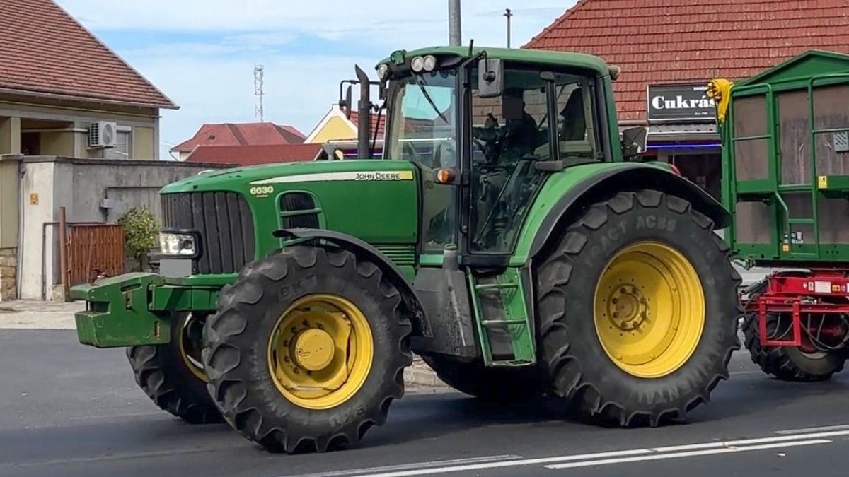 Egyre több traktor van az utakon: nem árt a fokozott figyelem (galéria + videó)