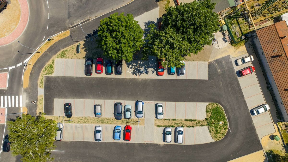 Több mint 7,6 millió forint négy parkolóhelyért? Durva drágulás jön Ajkán