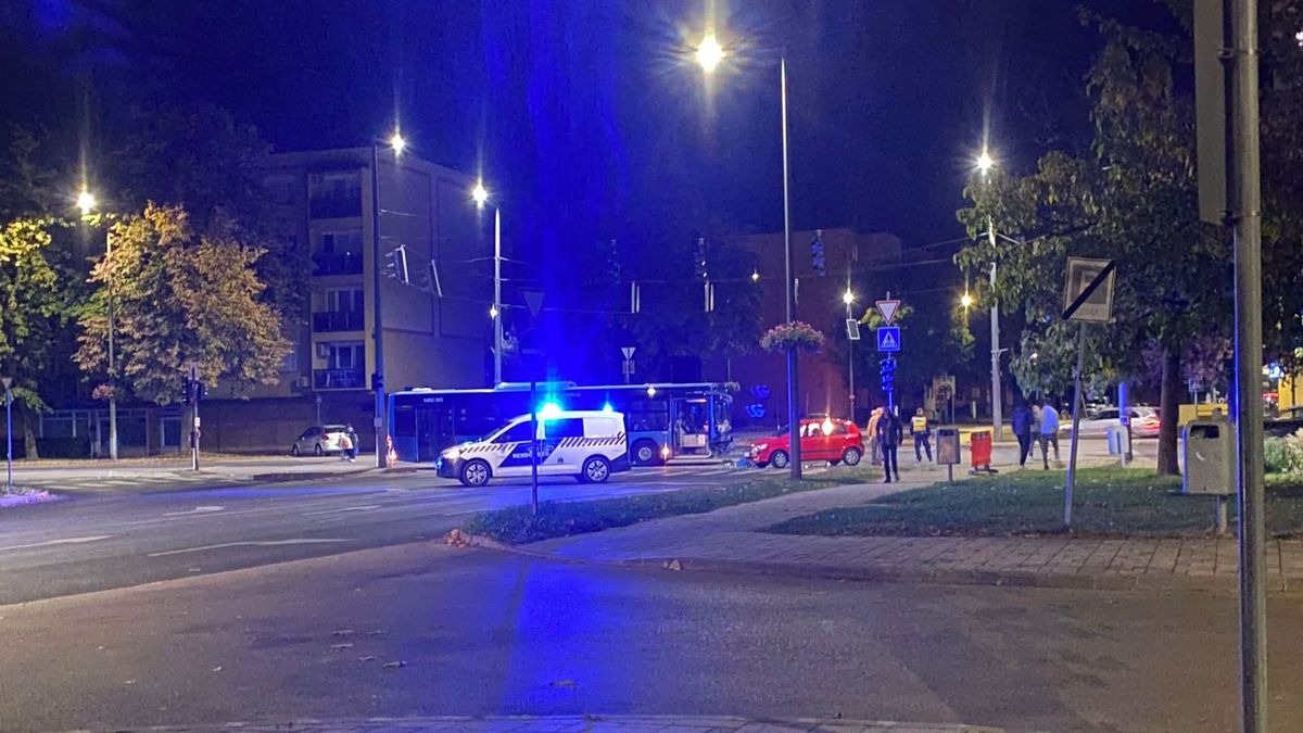 Személyautó és busz ütközött Ajkán, egy embert kórházba szállítottak